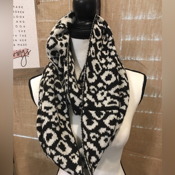 BLACK & WHITE REVERSABLE INFINITY SCARF - Picture 2 of 5